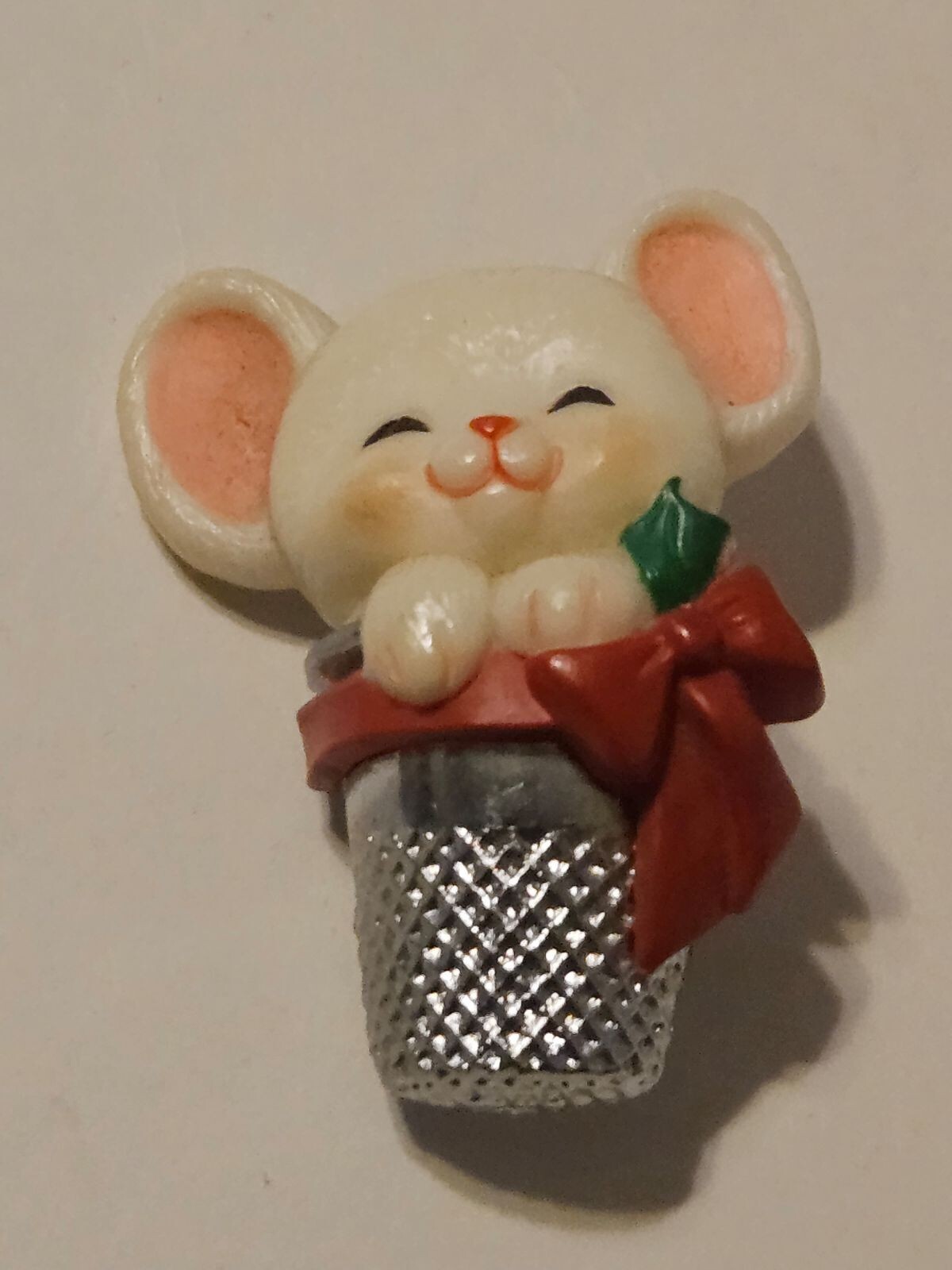 Hallmark Mouse In Thimble Lapel Hat Pin 1983 Christmas Themed Excellent