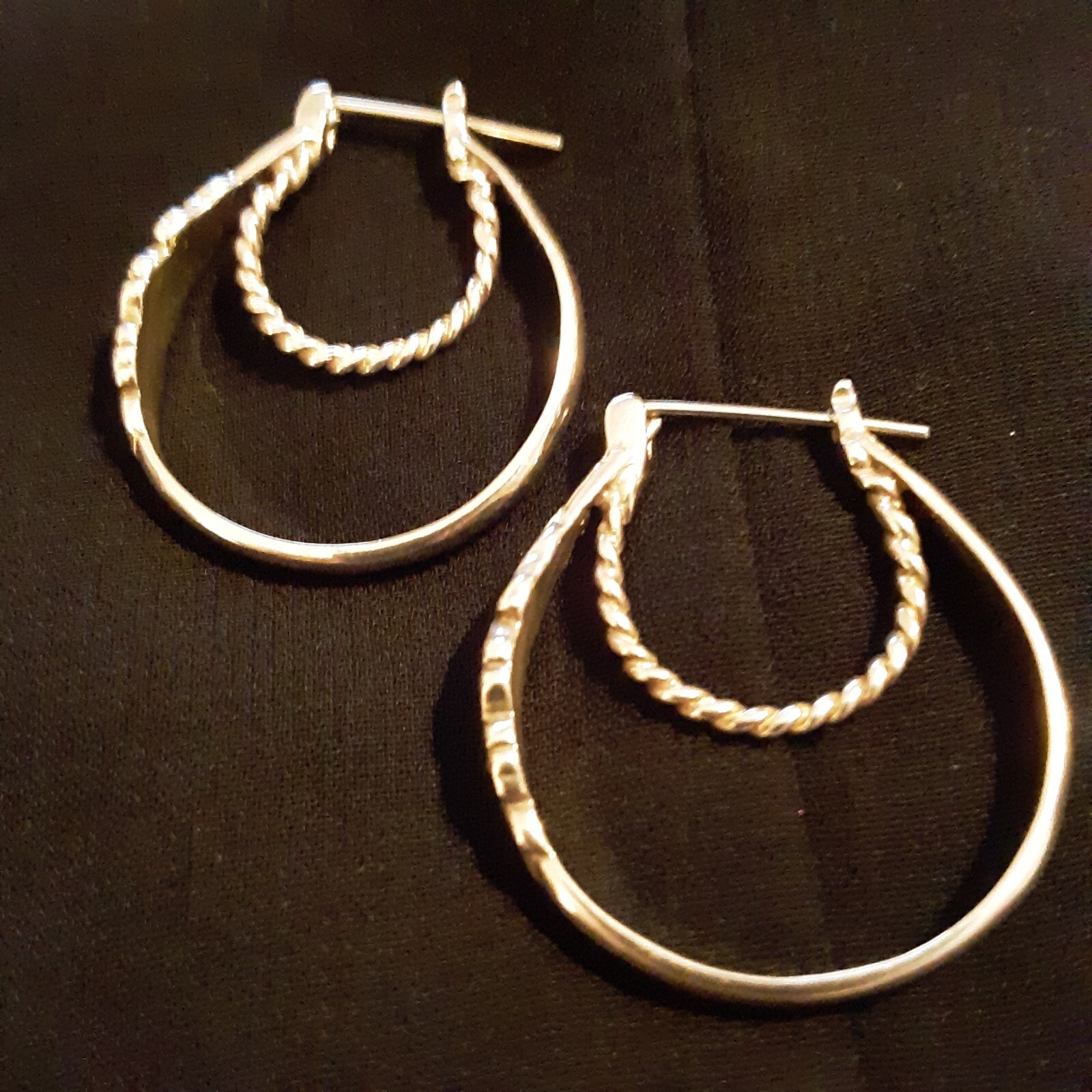 925 NAVADA SILVER DOUBLE HOOP ENAMELED FLORAL DESIGN PIERCED EARRINGS