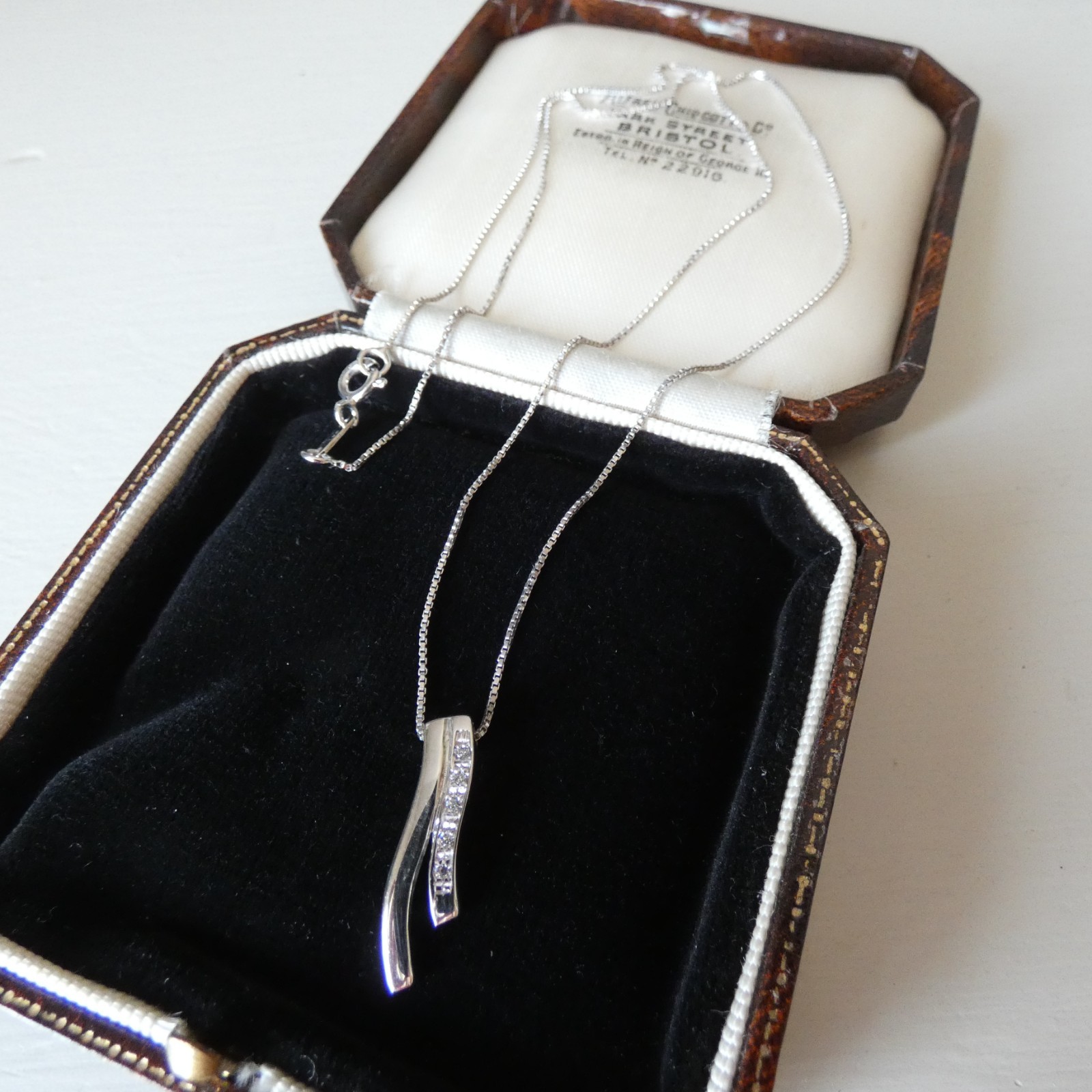 9ct White Gold Pendant Necklace Clear Stones 375 Box Chain 16″ Wave Ribbon
