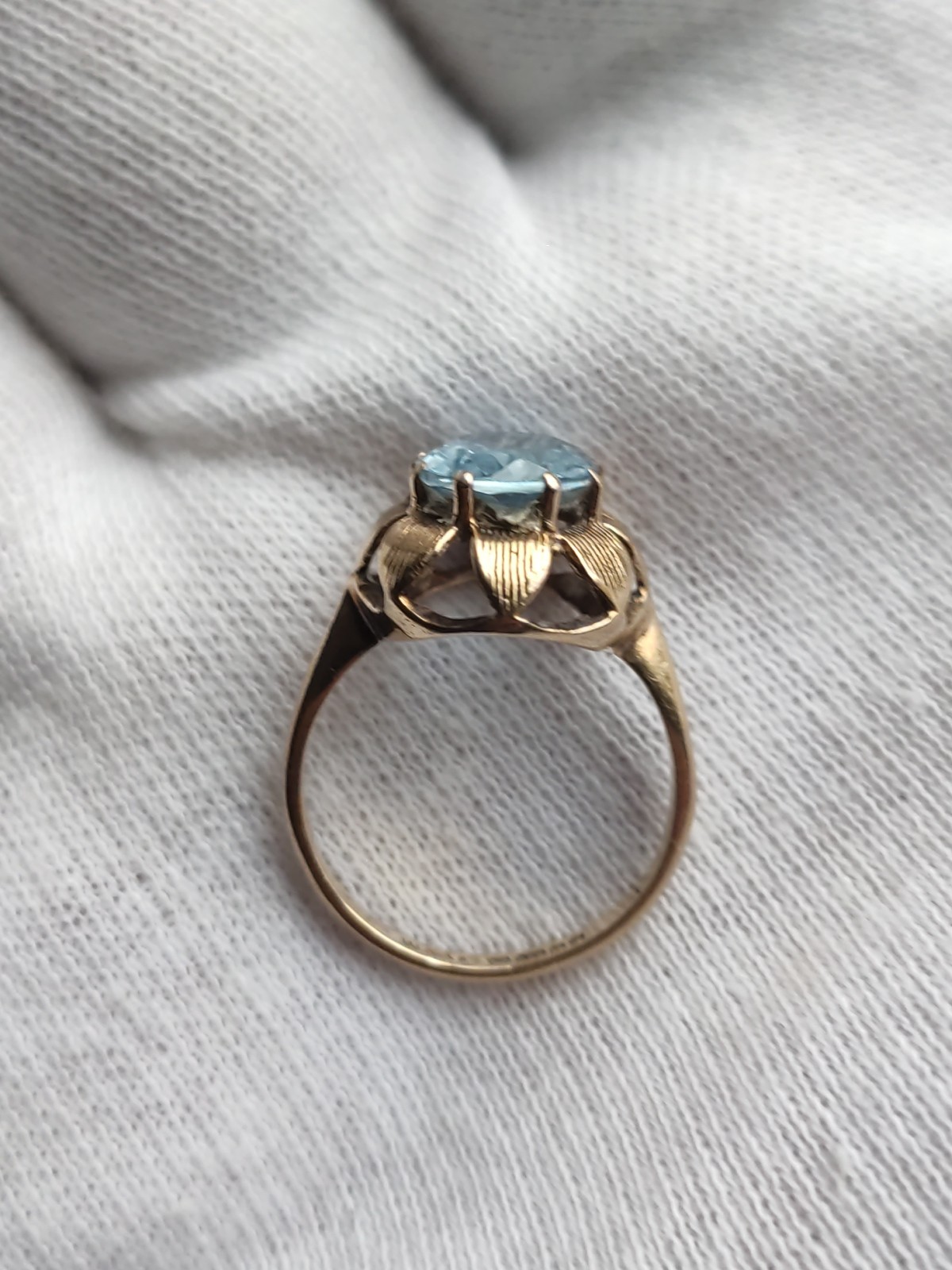 9ct Gold Ring Set With Large Blue Topaz Stone 9 Carat Yellow Gold Ring 2.9g