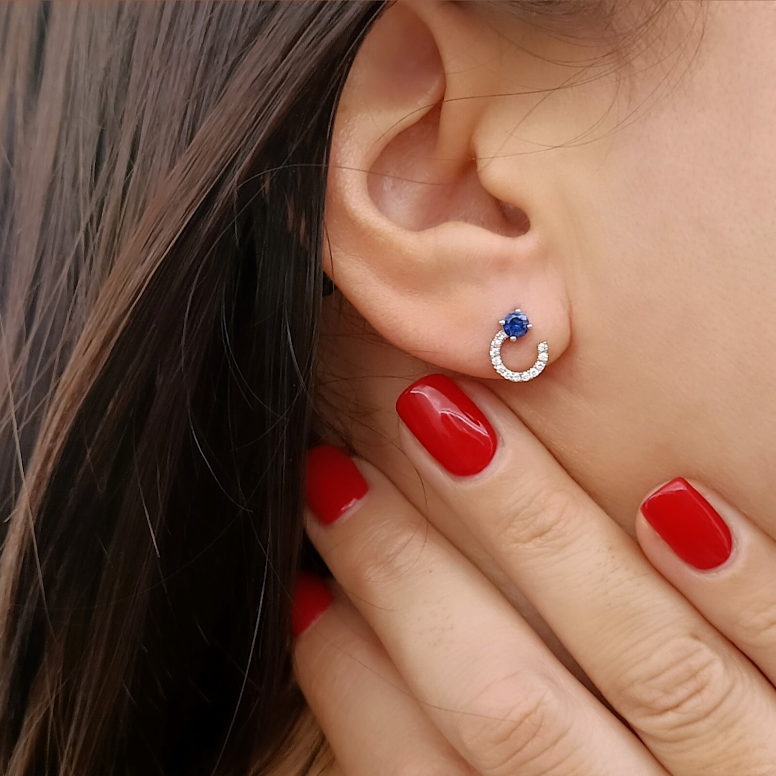 Orecchini cerchio a lobo con Zaffiro Blu e Diamanti naturali in Oro bianco 18 kt