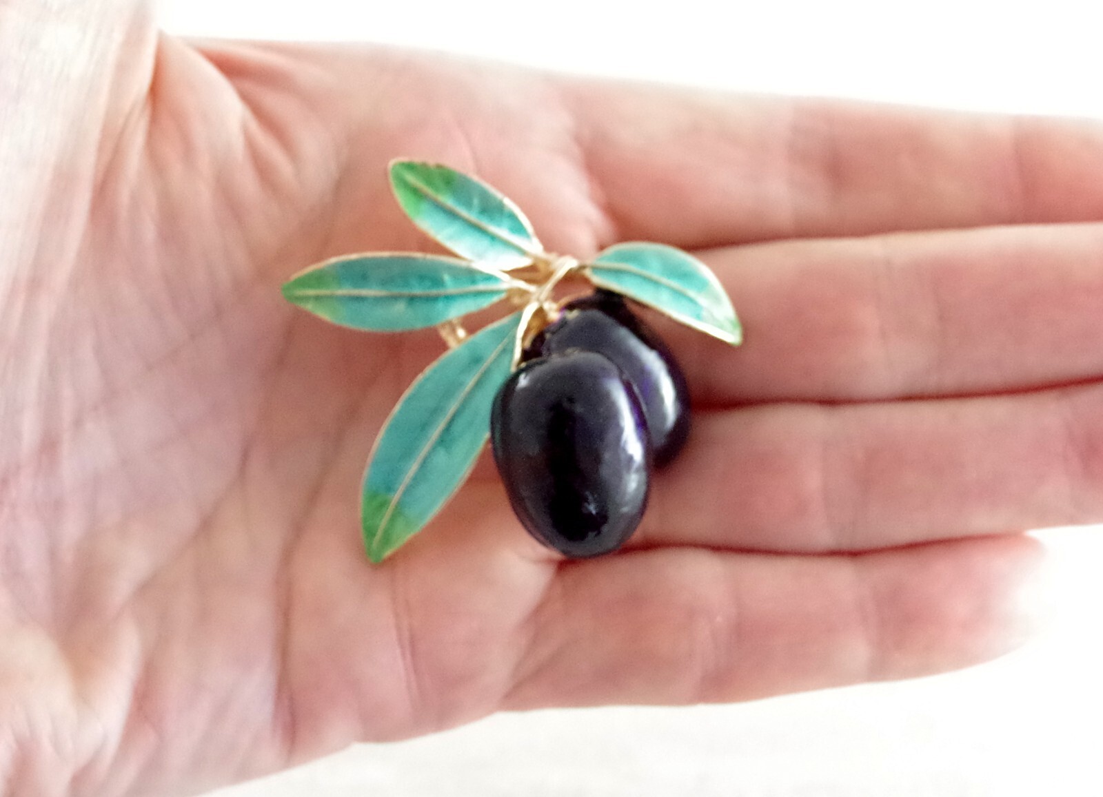 Pretty! 1.75″ NWOT HIGHLY DIMENSIONAL BLACK OLIVE FRUIT ENAMEL & GOLD BROOCH PIN