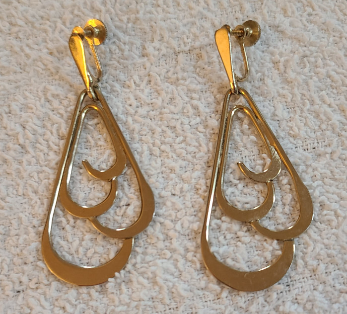 Vintage Signed Kim long gold tone Retro Mod Screw Back Earrings – 2-1/2 inches