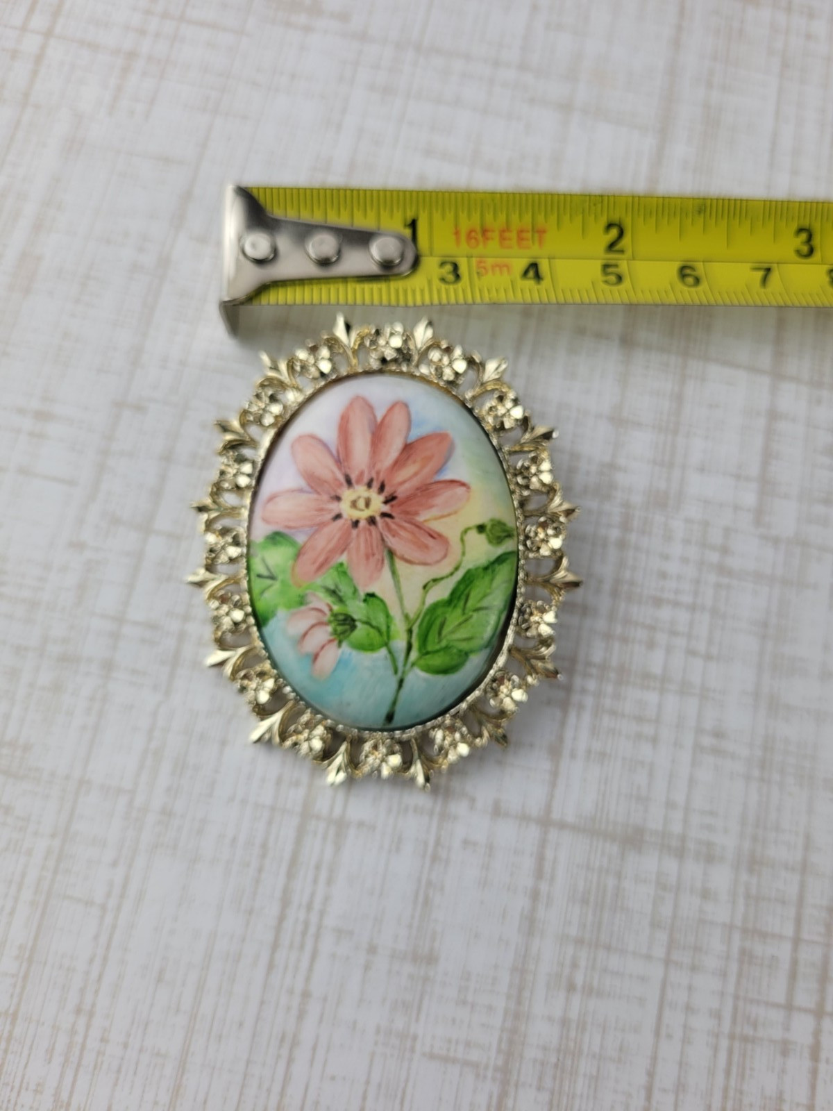 Vintage Hand Painted Floral Flower Cosmos Daisy Gold Tone Cameo Style Brooch