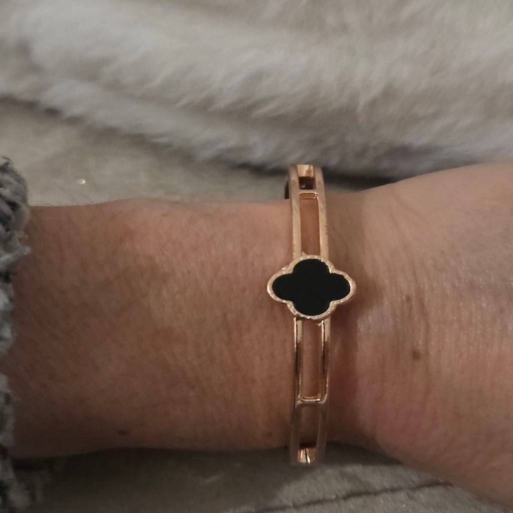 Women’s Unbranded Rose Gold and Black Clover Bangle Bracelet, One Size