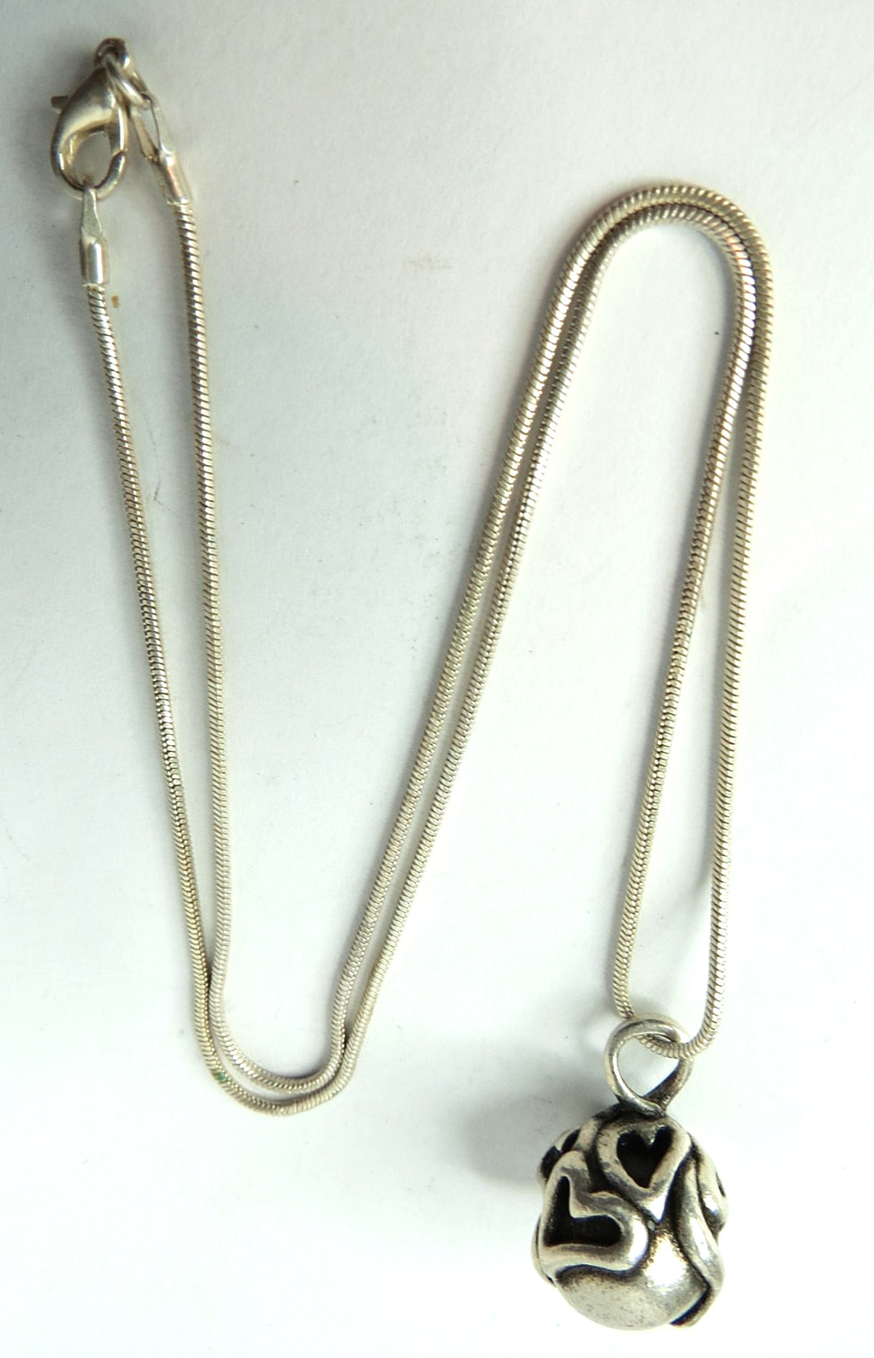 VTG 925 STERLING SILVER HEART BALL CHARM PENDANT 16MM diam 15.2gr CHAIN 18″ lg