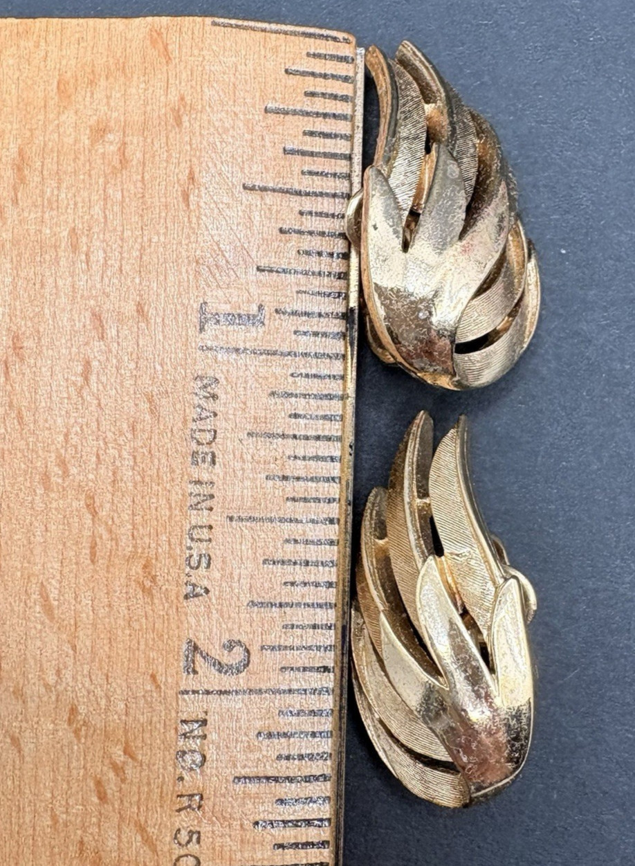 Vintage Crown Trifari Flower Plant Brushed Shiny Gold Tone Clip on Earrings 1″