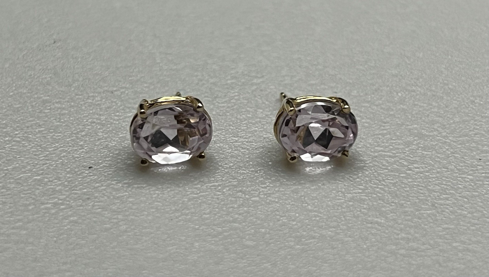 Gorgeous Fine .585 14K Solid Yellow Gold & Light Purple Amethyst Stud Earrings