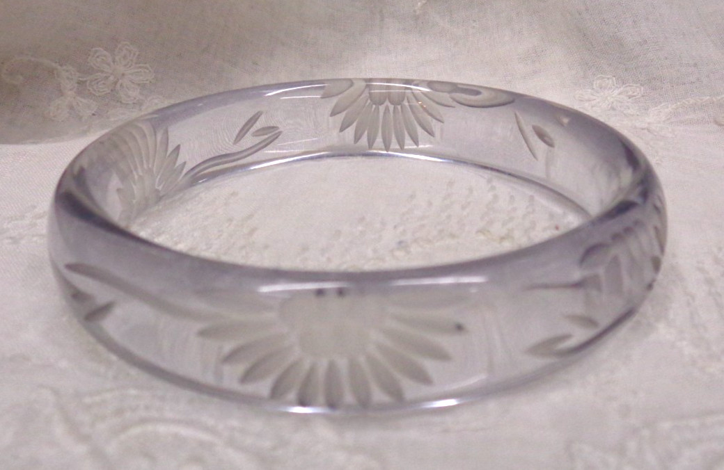 Vtg Estate Jewelry ~ CLEAR Plastic Resin CARVED Sunflower Design Bangle Bracelet