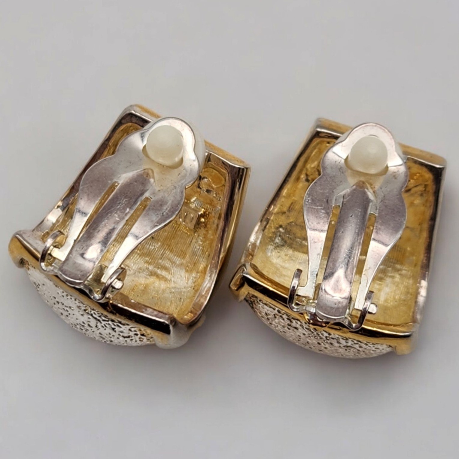 Vtg Makers Marked ‘1999 AD’ 1″ Clip Earrings Trunk Up Elephant Textured Two Tone