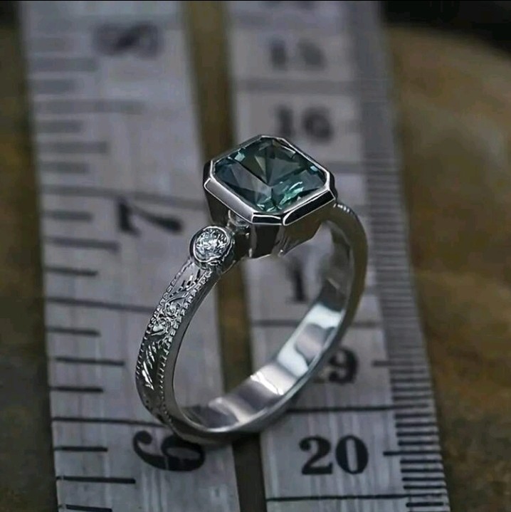 Silver-Plated Zinc Ring Green Square-Shaped CZ Size 5