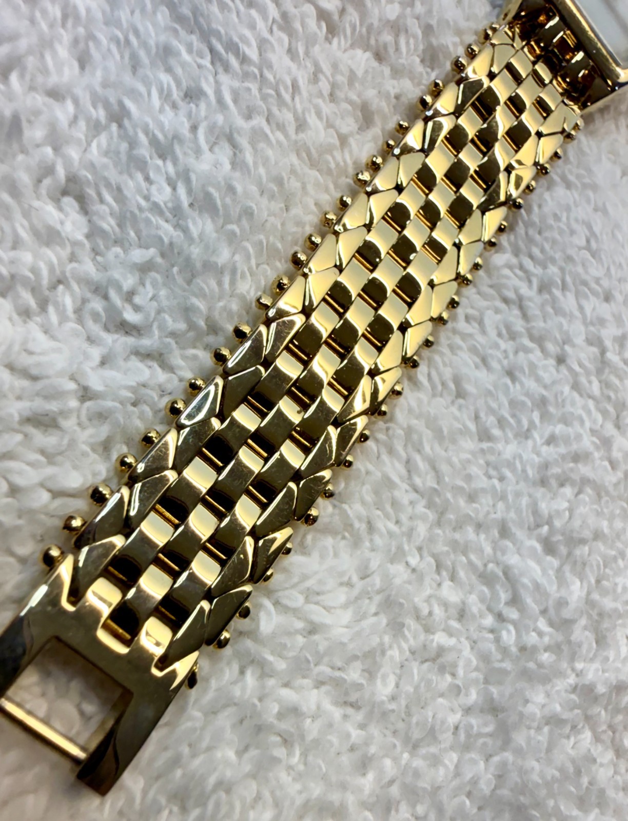 Vanity Fair Women’s Gold Tone Quartz Watch Mother of Pearl Dial 18.1mm Case.