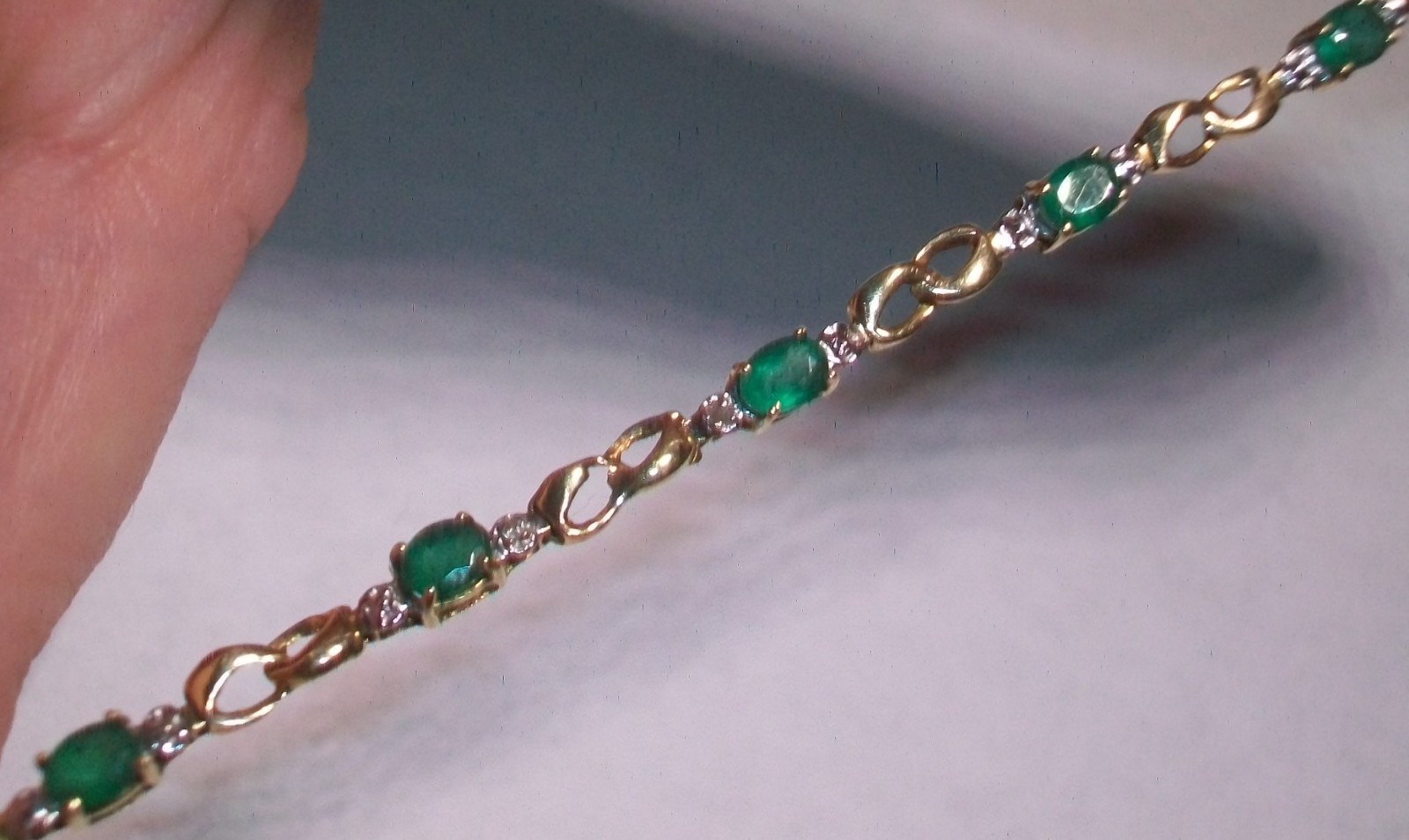 Vintage 10K Yellow Gold Oval Green Emeralds (10) Diamond (2) Bracelet 3.2 Grams
