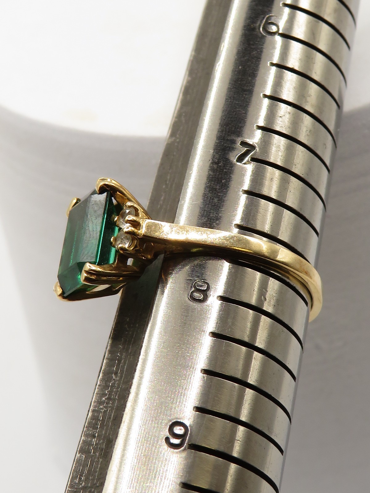 10K YELLOW GOLD RING w 5 SYNTHETIC SPINELS (1 GREEN & 4 WHITE) – SIZE 7.75*