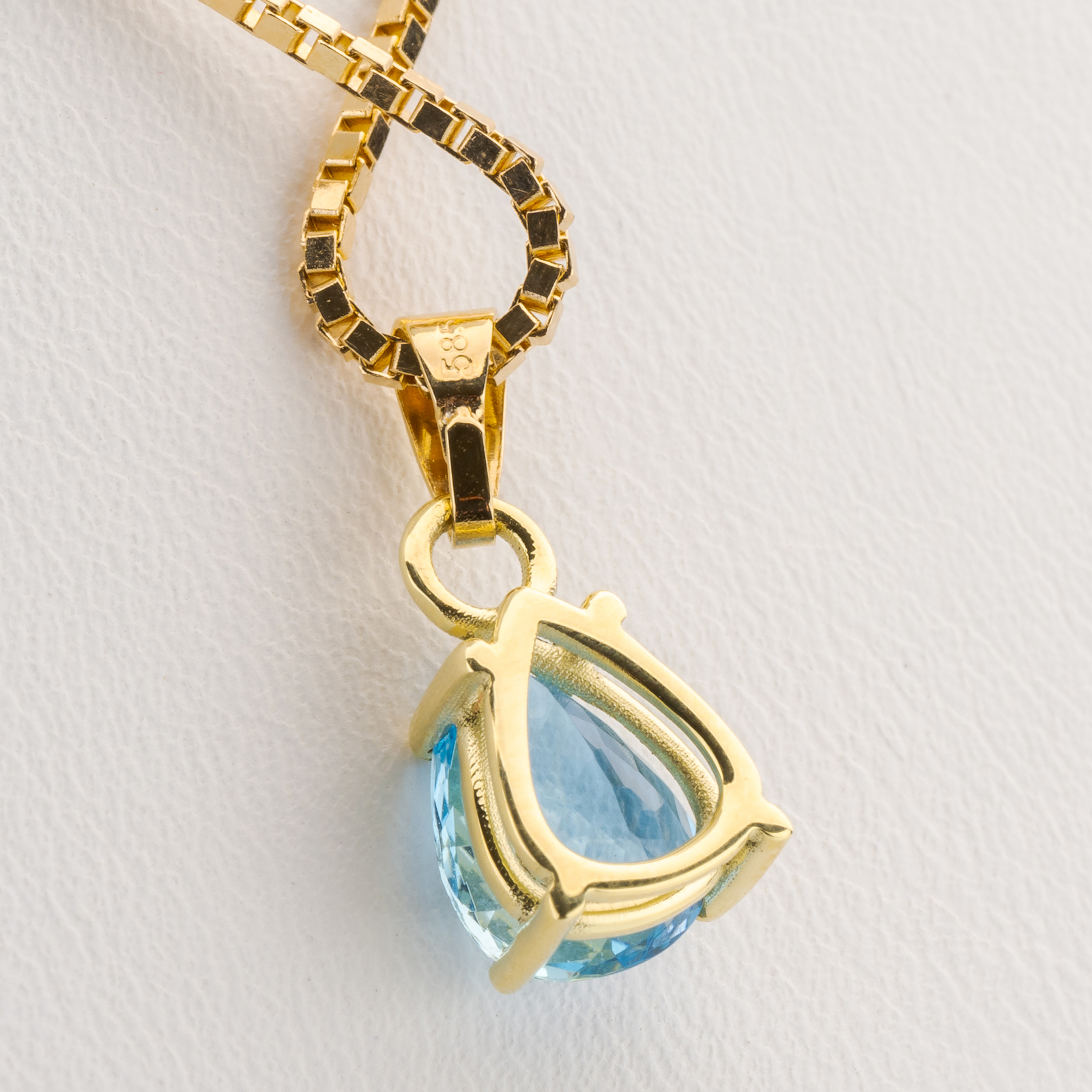 14k gold pendant with an aquamarine