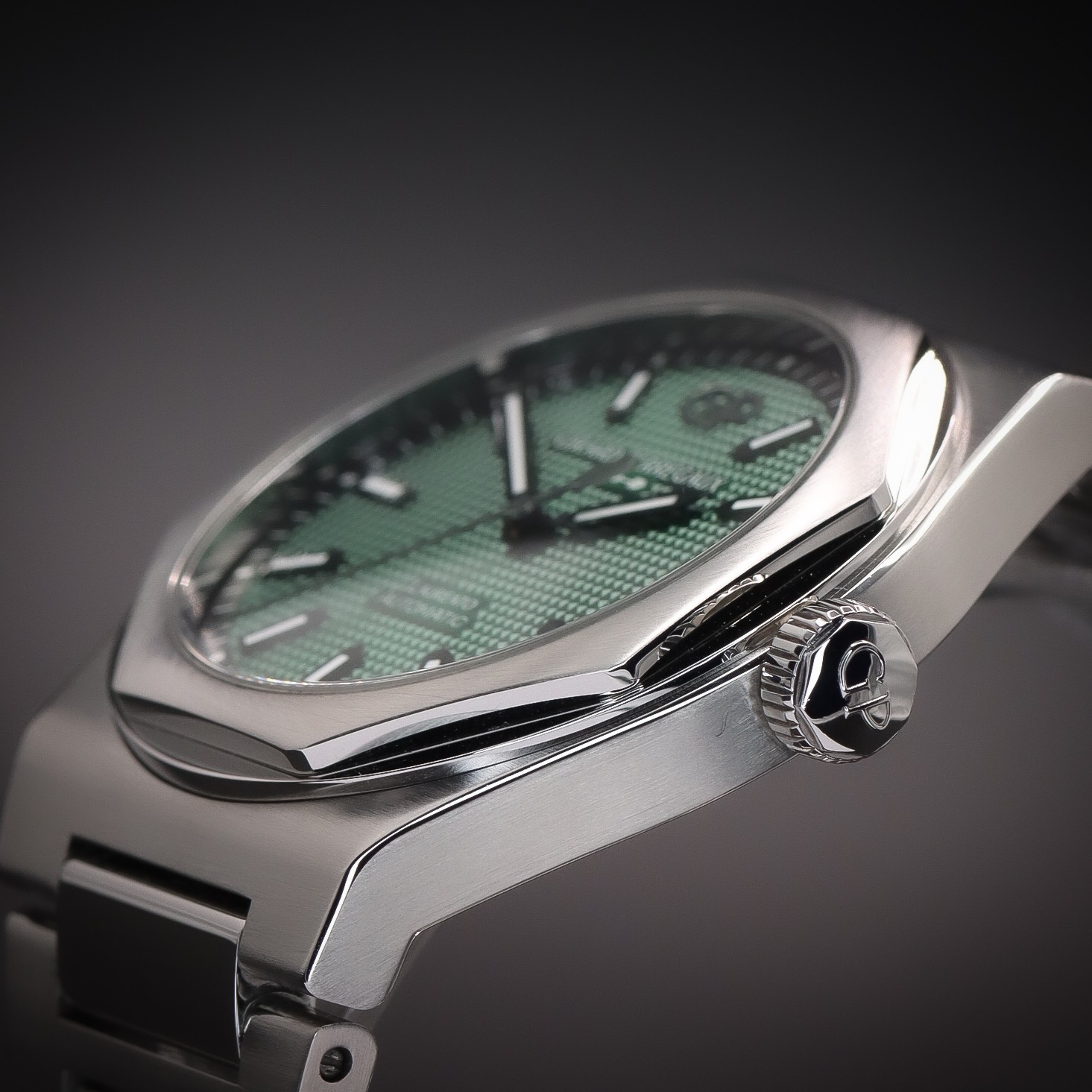 GIRARD-PERREGAUX Laureato 42 “Sunray Green” | Ref. 81010-11-3153-1CM | Full Set