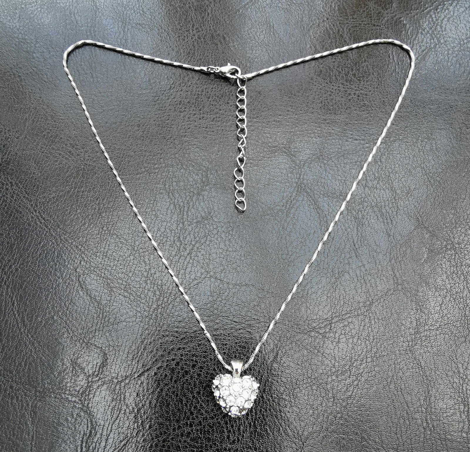 SILVER TONE DIAMANTE HEART SHAPED PENDANT NECKLACE IN EXCELLENT USED CONDITION