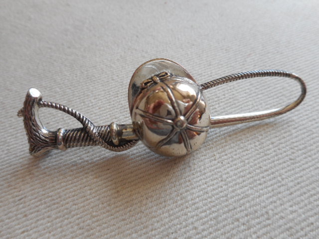 Vintage Sterling Silver 925 Cap & Riding Crop Brooch RE3619