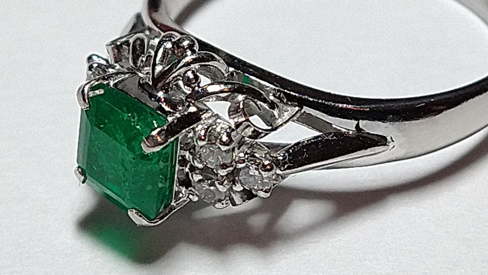 Solid platinum 0.84 carat natural emerald diamond ring 4.60 grams pt900 READ