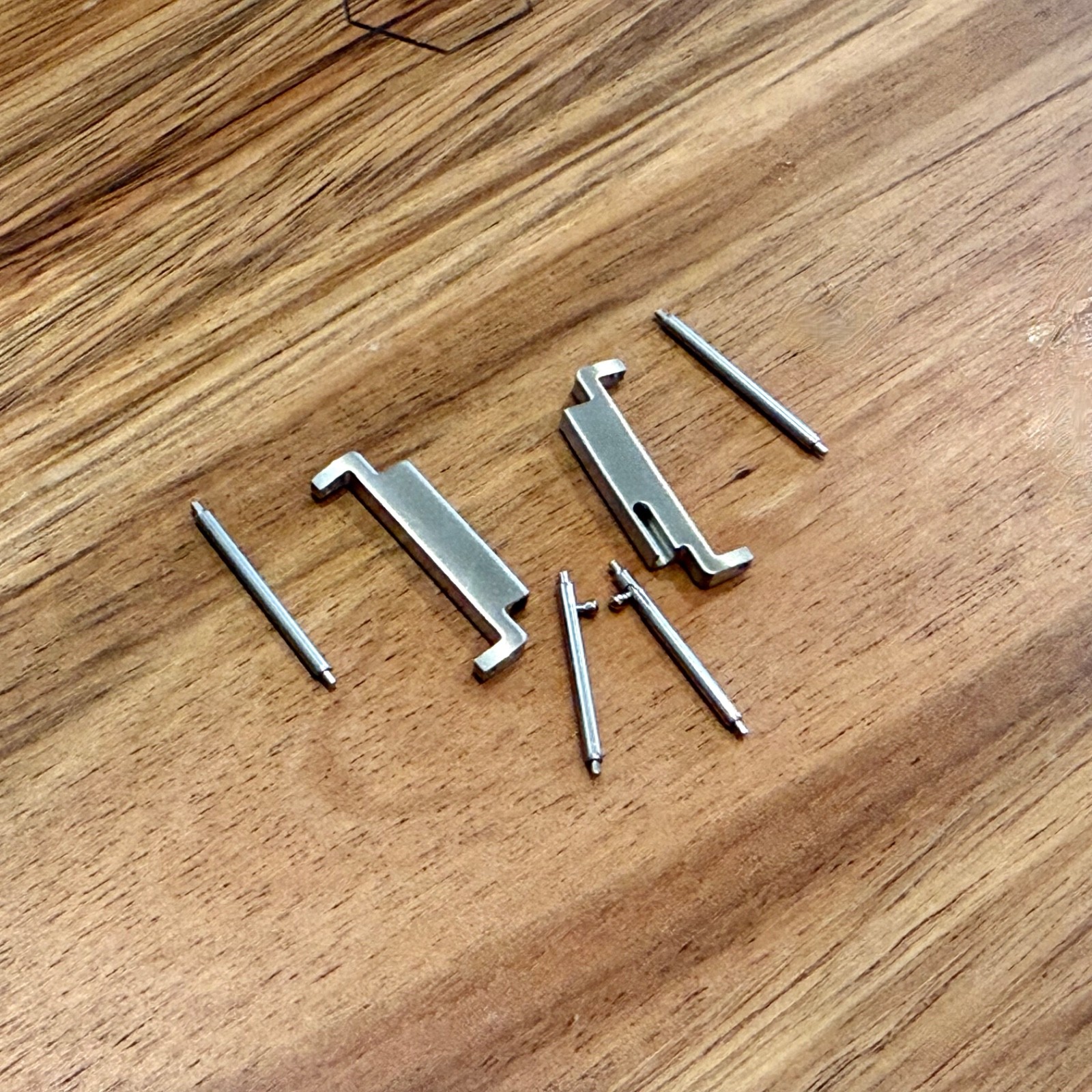 18mm to 22mm Watch Strap Connector Adapter – Stainless Steel, Brushed Silver