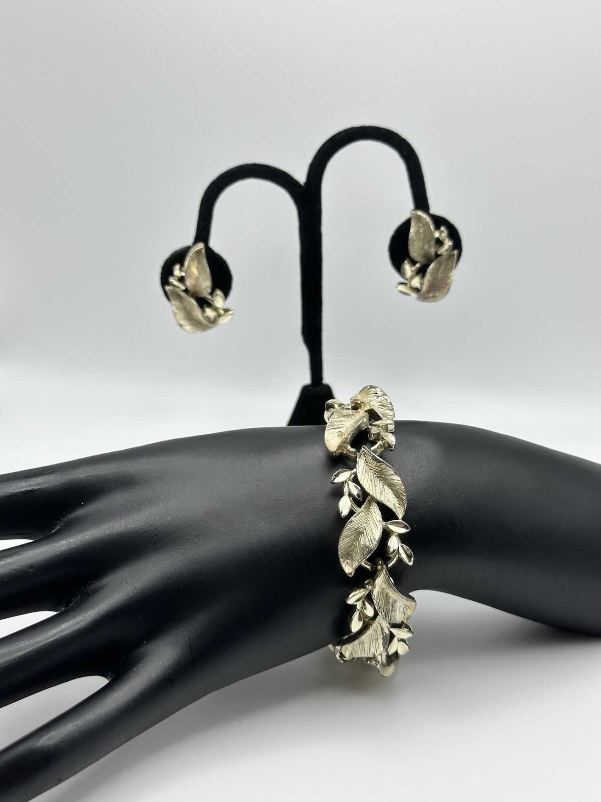 Vintage Lisner Gold Tone Vine Leaf Bracelet And Clip On Earrings Set