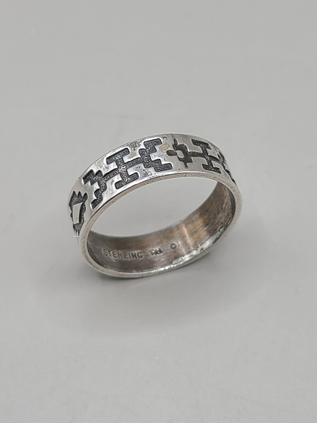 Vtg Wheeler Manufacturing Co Sterling Silver Tribal Overlay Band Ring Size 8.5
