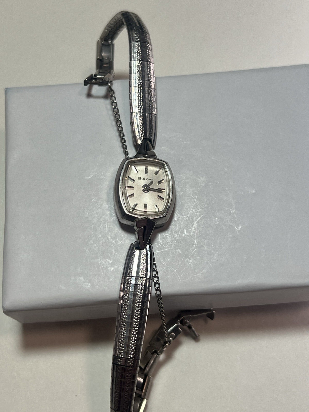 Bulova Vintage Women’s Dress Watch Manual Wind Tonneau Silver 17J