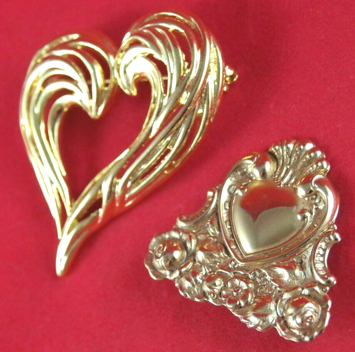 Minty! Lot 2 VTG 2.25″ ABSTRACT & VICTORIAN REVIVAL GOLD TONE HEART BROOCH PINS