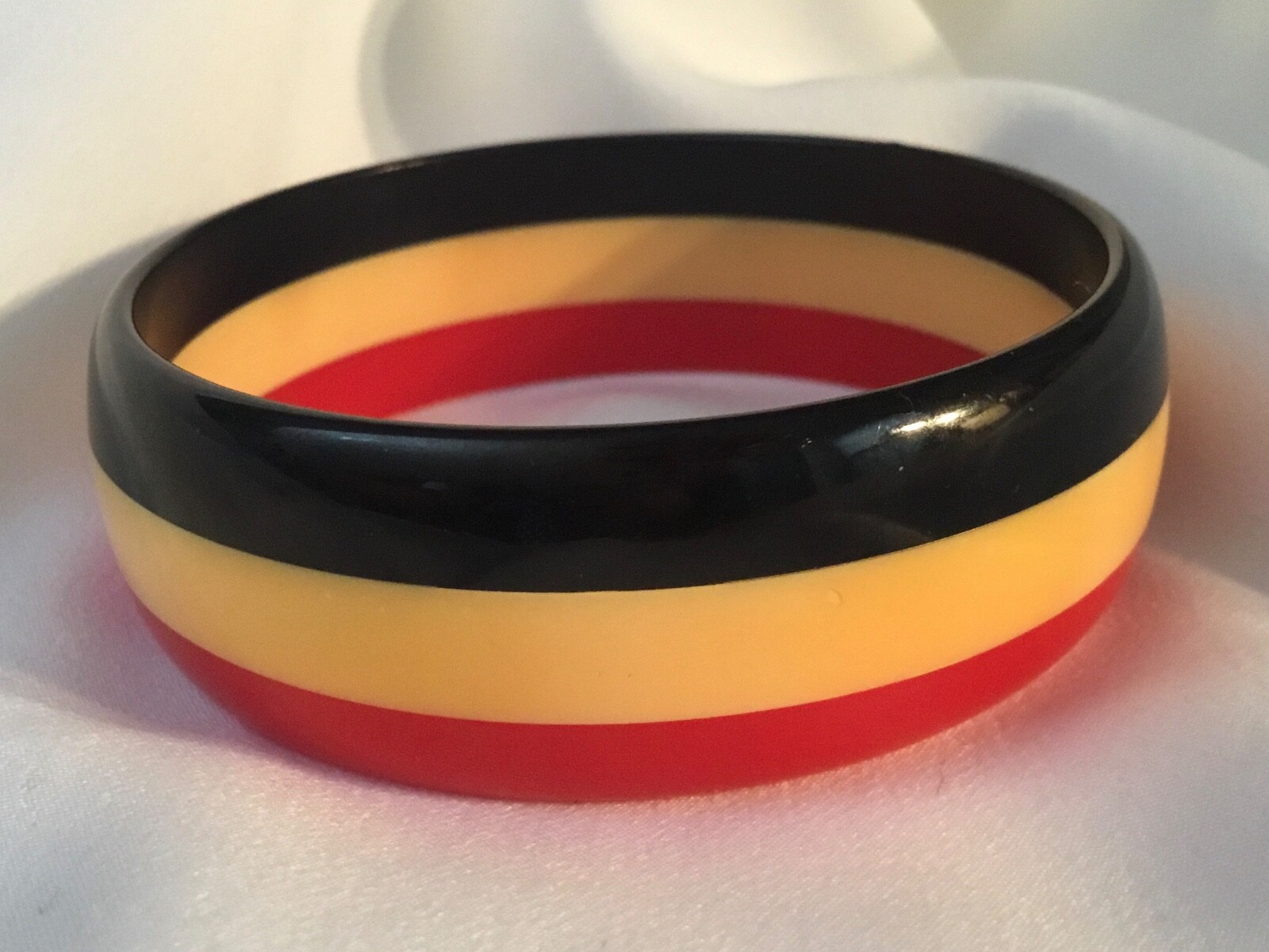 VINTAGE 3 COLOR LAYER STRIPED LAMINATE BAKELITE BANGLE BRACELET~BLACK YELLOW RED