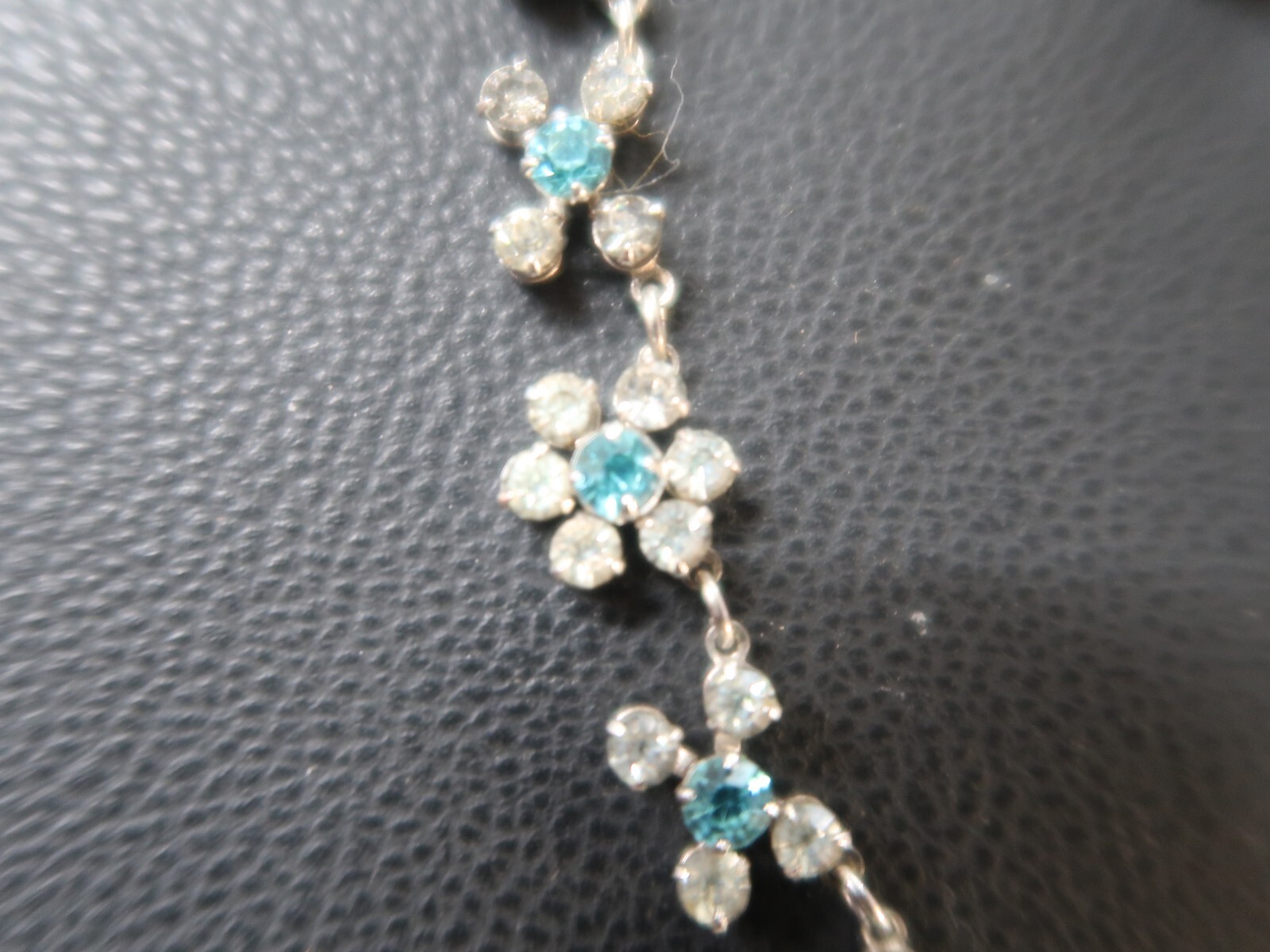 1940s COSTUME JEWELRY FLORAL NECKLACE MATCHING SCREWBACK EARRINGS 15 INCH LENGTH