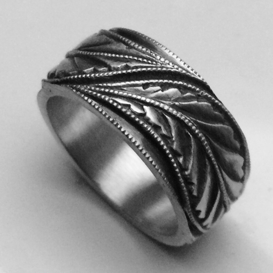 MJG STERLING SILVER MAN’S WEDDING BAND. 3 ANTIQUE ENGRAVED LEAVES. SIZE 10 ONLY