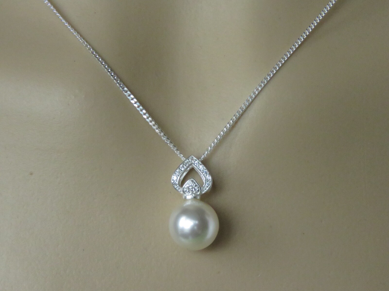 sa5. 925 Sterling Silver Necklace Made With a Swarovski White Pearl Pendant