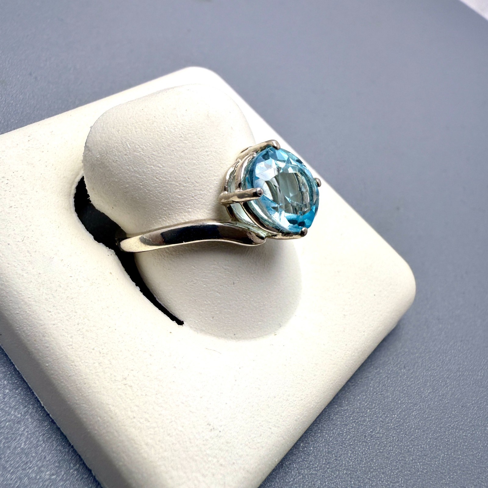 .925 2.4 grams Sterling Silver 9x7mm oval sky Blue Topaz ring Size 6.25