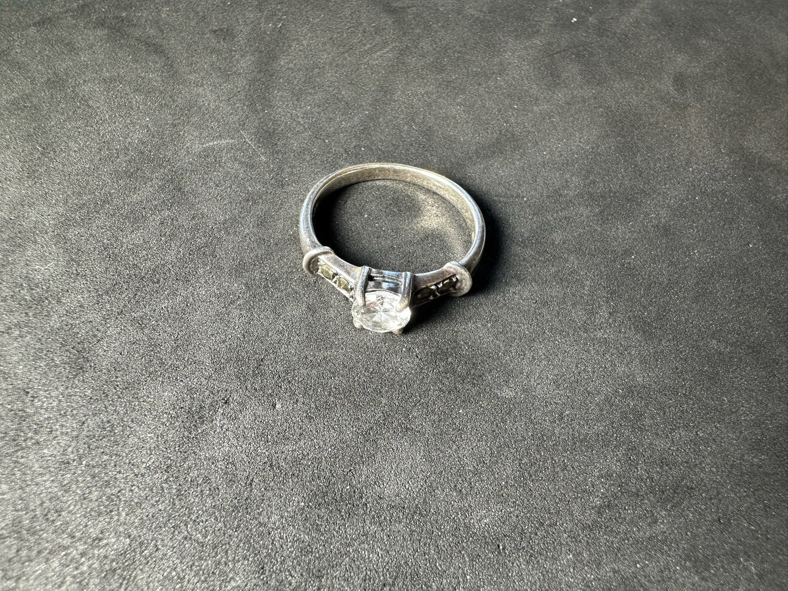 3.04g Vintage Sterling Silver 925 Ring Clear Round Side Accents M Size 8.5