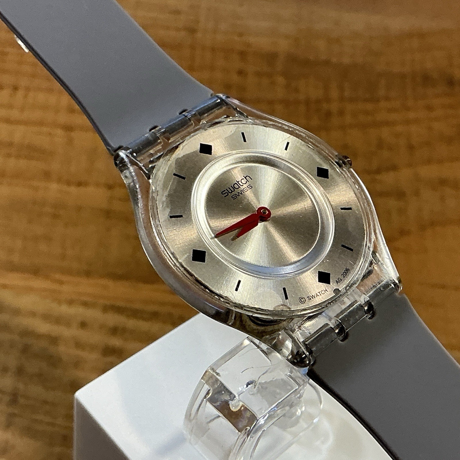 SKIN – ULTRA THIN – SILVER DIAL / RED HANDS – 34mm