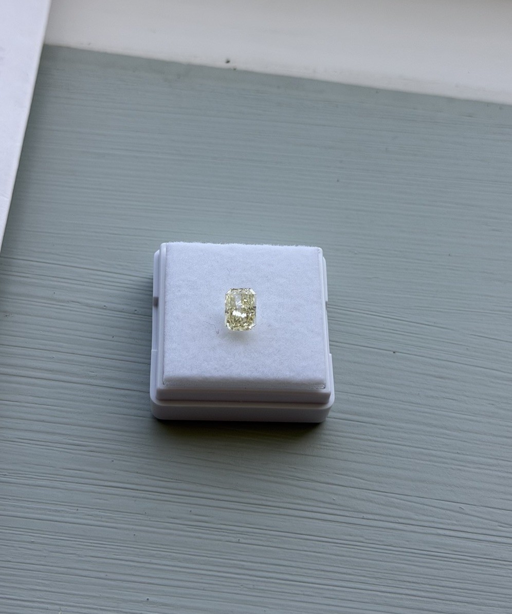 Fancy yellow Lab Grown Diamond IGI 1.06 ct Radiant Cut Vvs2