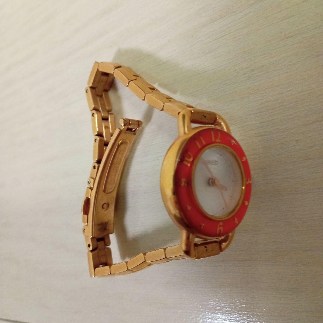 Wired watch, gold, red.