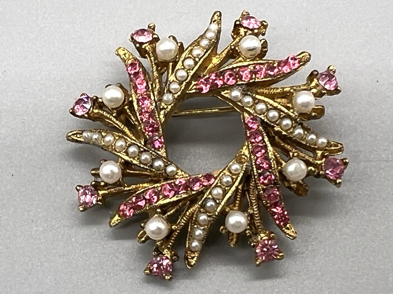 Vintage Gold Tone Metal Pink Rhinestones & Faux Pearl 1 5/8” Brooch