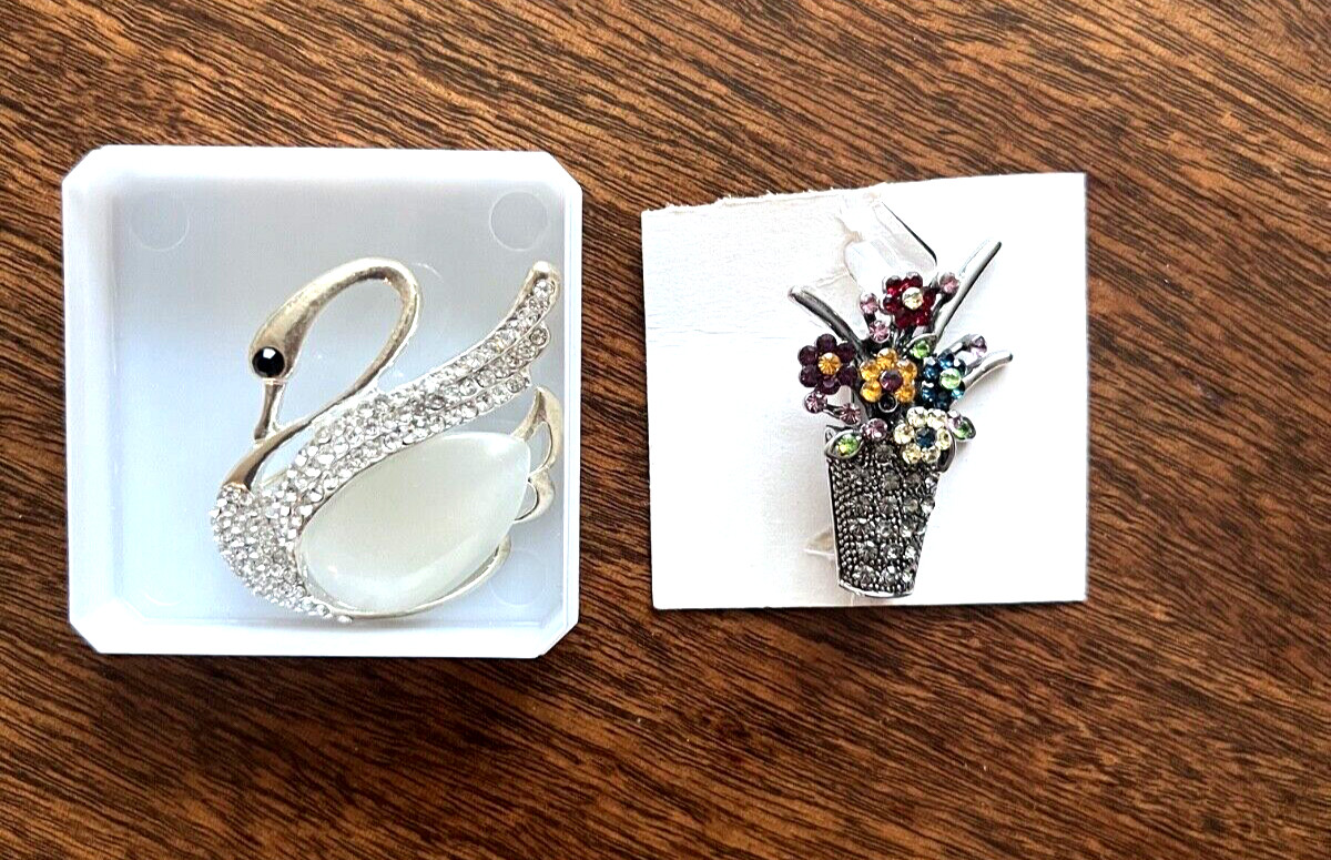 Cliche Albania — Jeweled brooches – set of 2