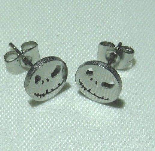 NIGHTMARE BEFORE CHRISTMAS JACK CUTOUT SILVERTONE STUD EARINGS APPROX. 1/4″