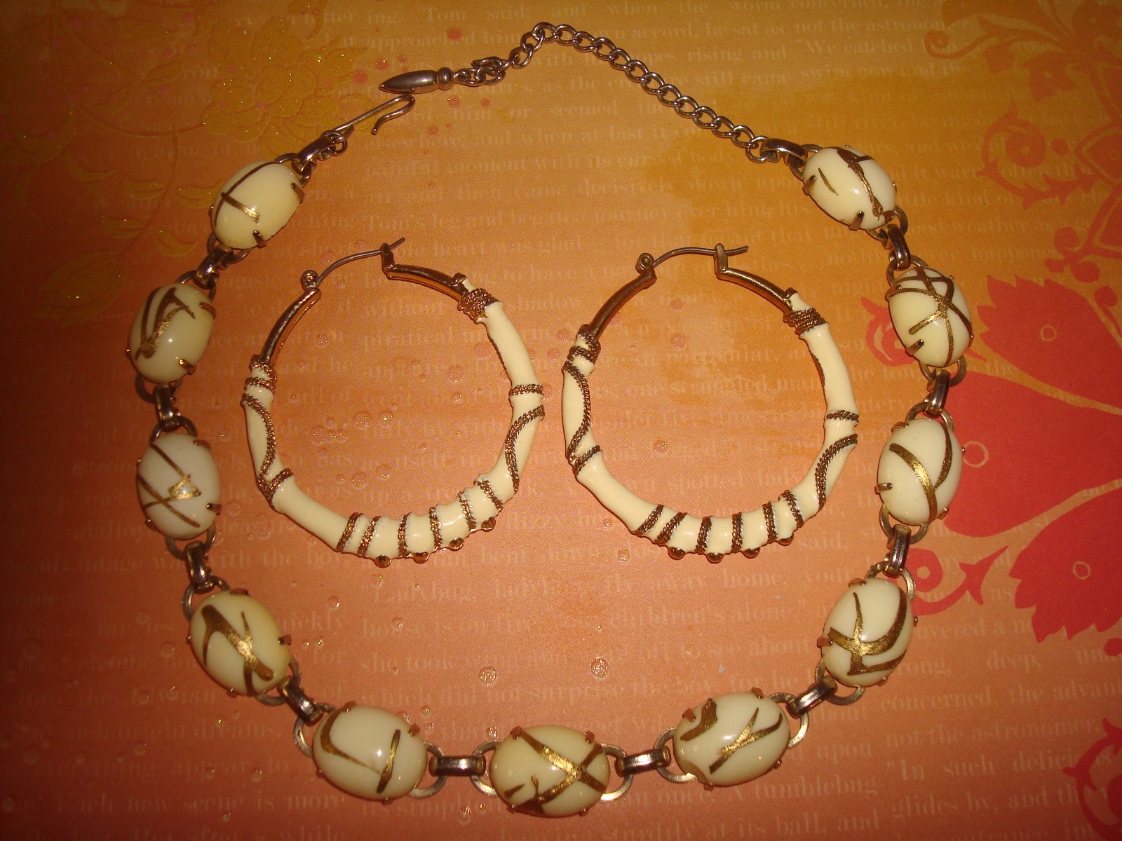 VINTAGE, SET NECKLACE & POST HOOP LARGE EARRINGS CREAM/BEIGE GOLD ACCENT PERFECT
