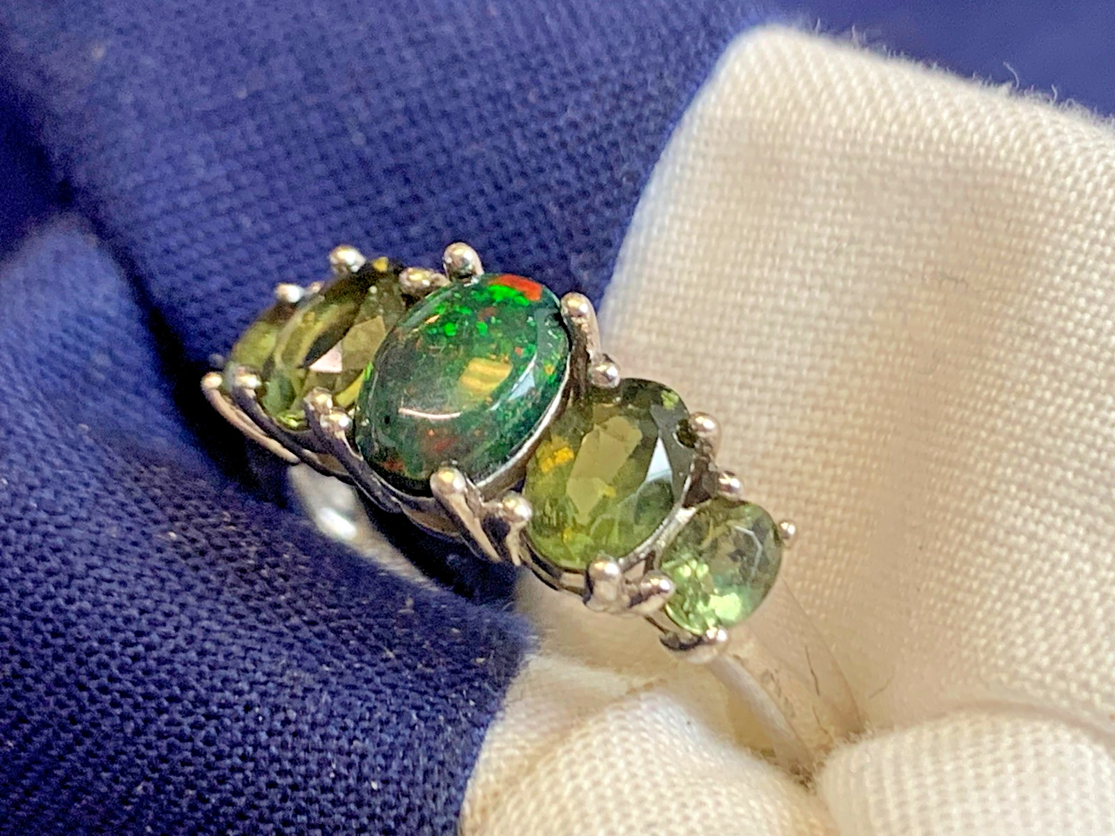 Sterling Silver Ring 3.17g Fine Jewelry Size 8 Band Green Stones BBJ *READ*