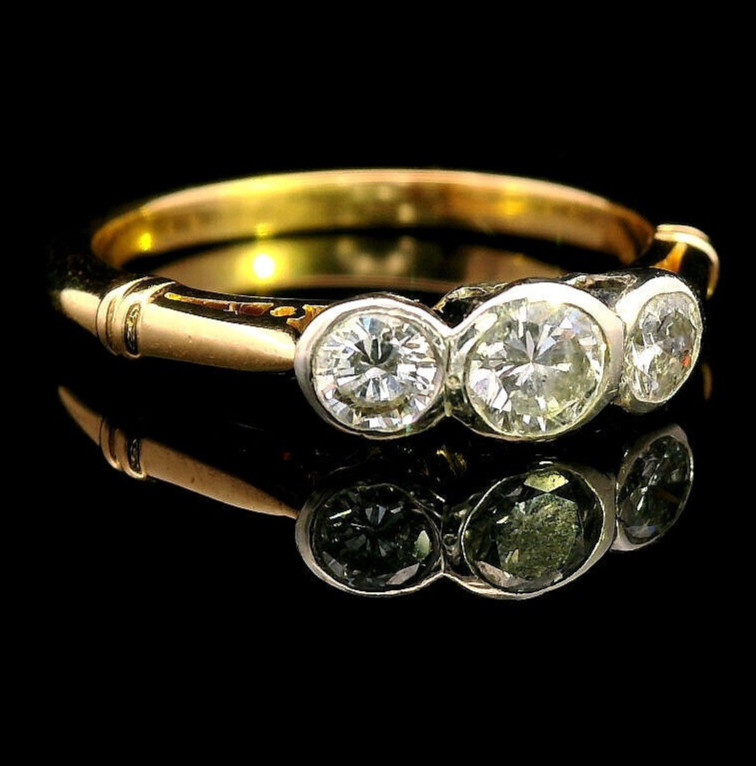 18 ct Yellow and White Gold Diamond Ring, two 0.07ct and a 0.20ct Diamonds