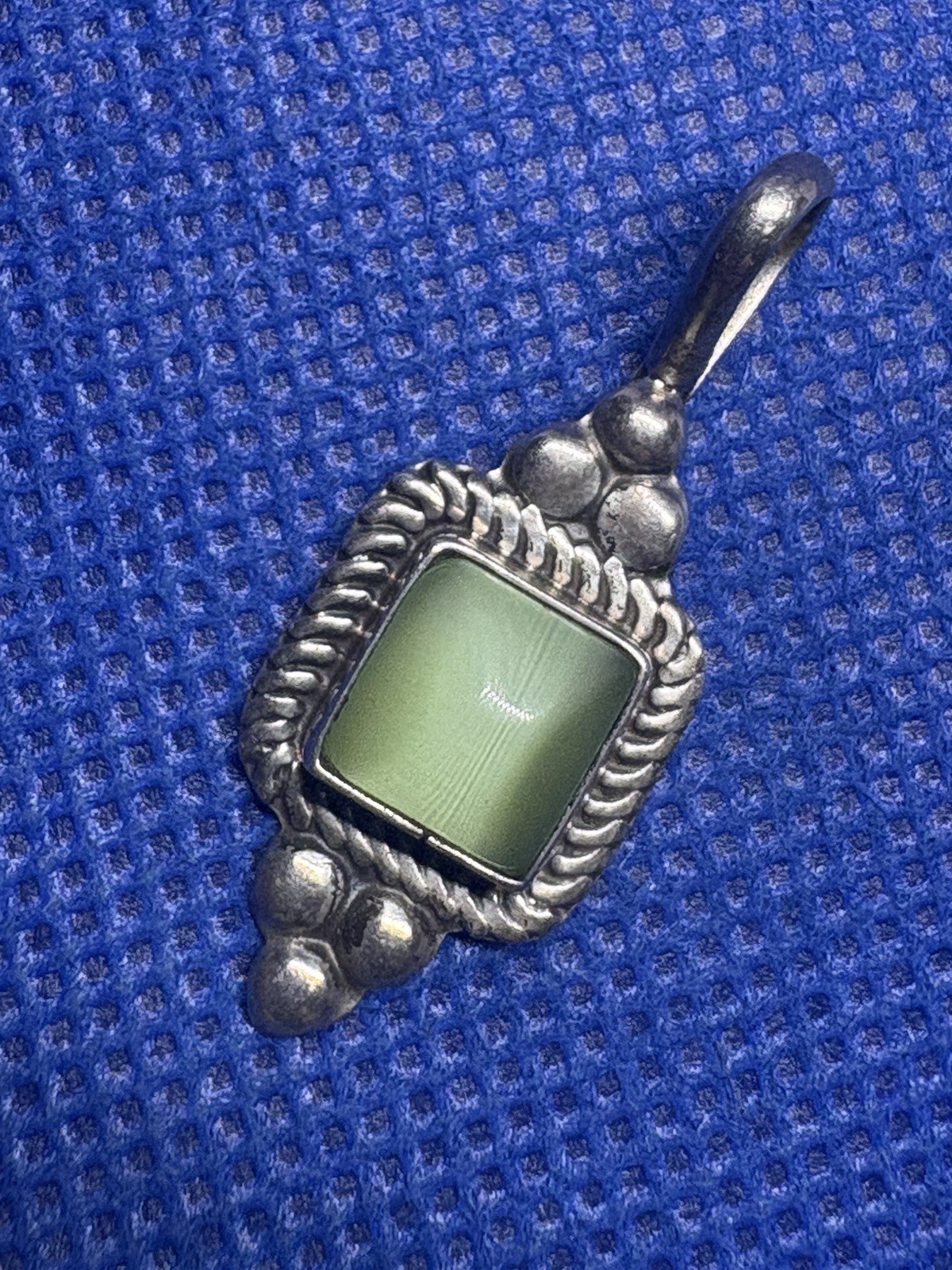 K73 – 2Ct Green Cat Eye 925 Silver 1.6” Pendant Mexico 2.8g Chrysoberyl
