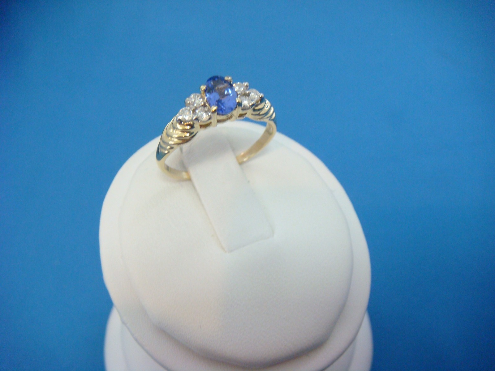 TANZANITE & DIAMONDS LADIES 14K YELLOW GOLD BEAUTIFUL RING, 2.4 GRAMS, SIZE 7