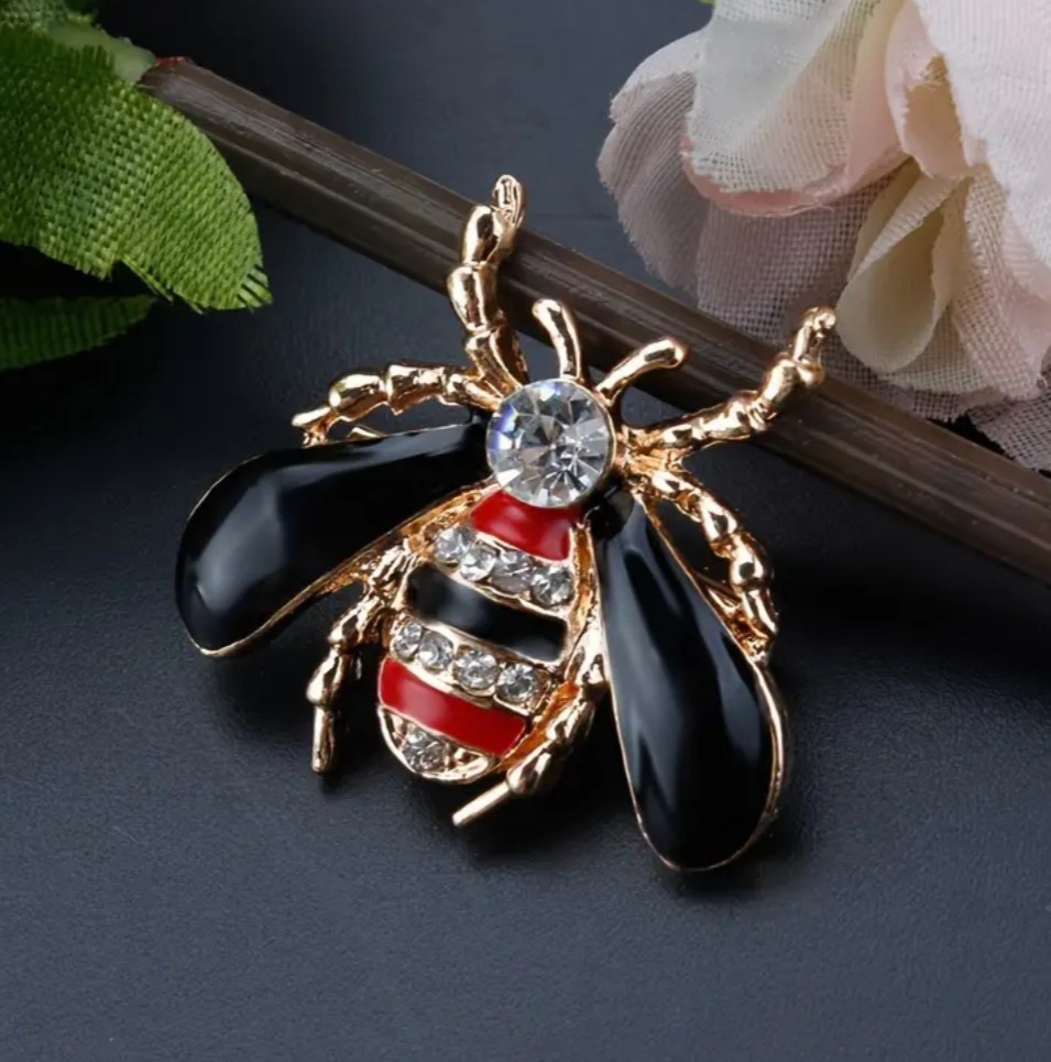 VINTAGE BLACK & GOLD BEE BUG LAPEL BROOCH PIN~BIRTHDAY GARDENER GIFT FOR HER