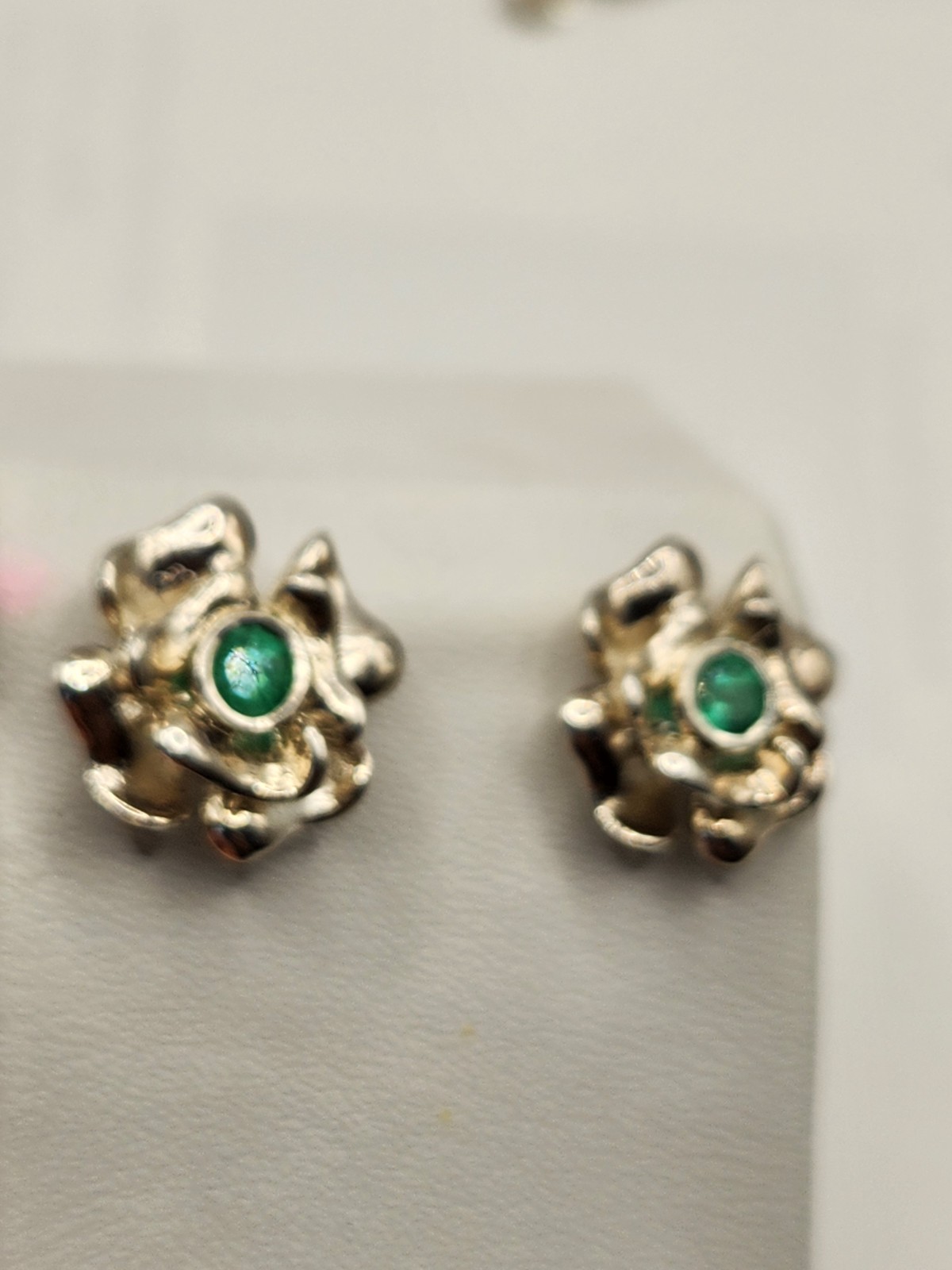 Pendientes en Plata 925 con Esmeralda natural Colombiana de Muzo, hechos a mano.