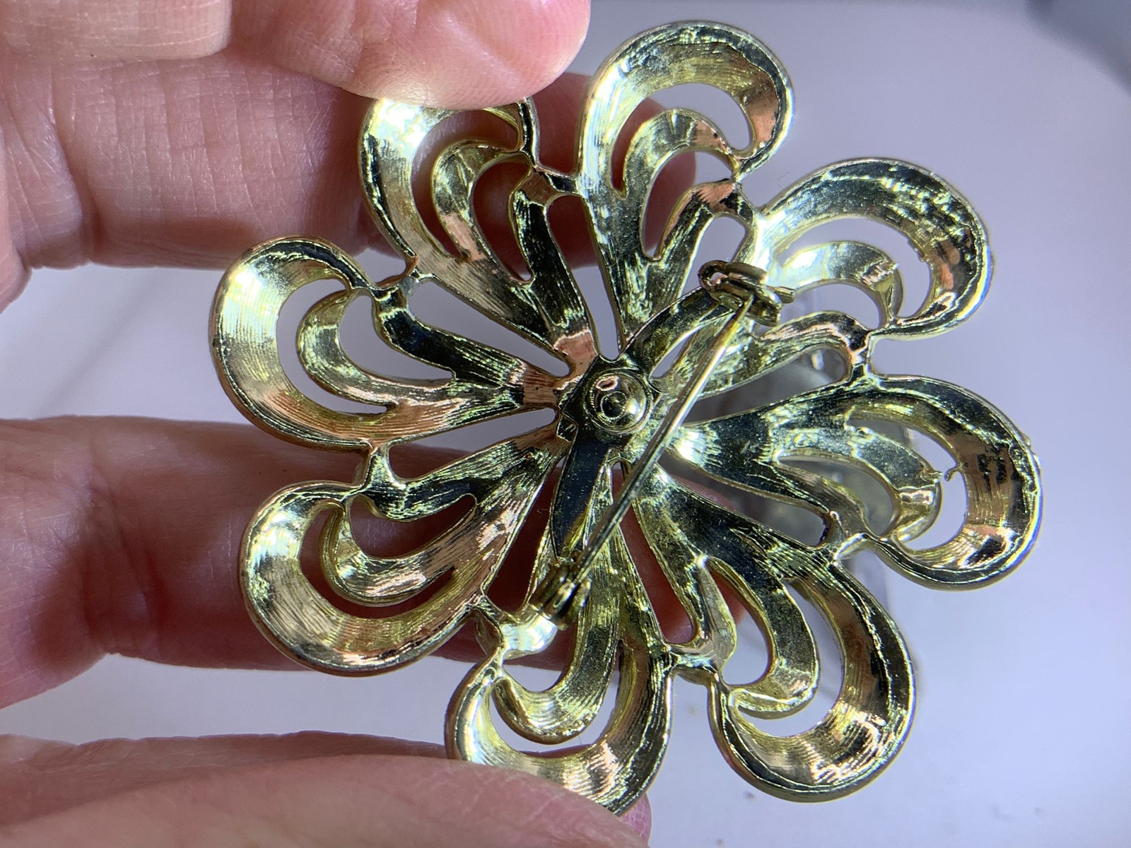 Flower Chrysanthemum Openwork White Enamel Vintage Gold Brooch Pin V-6657