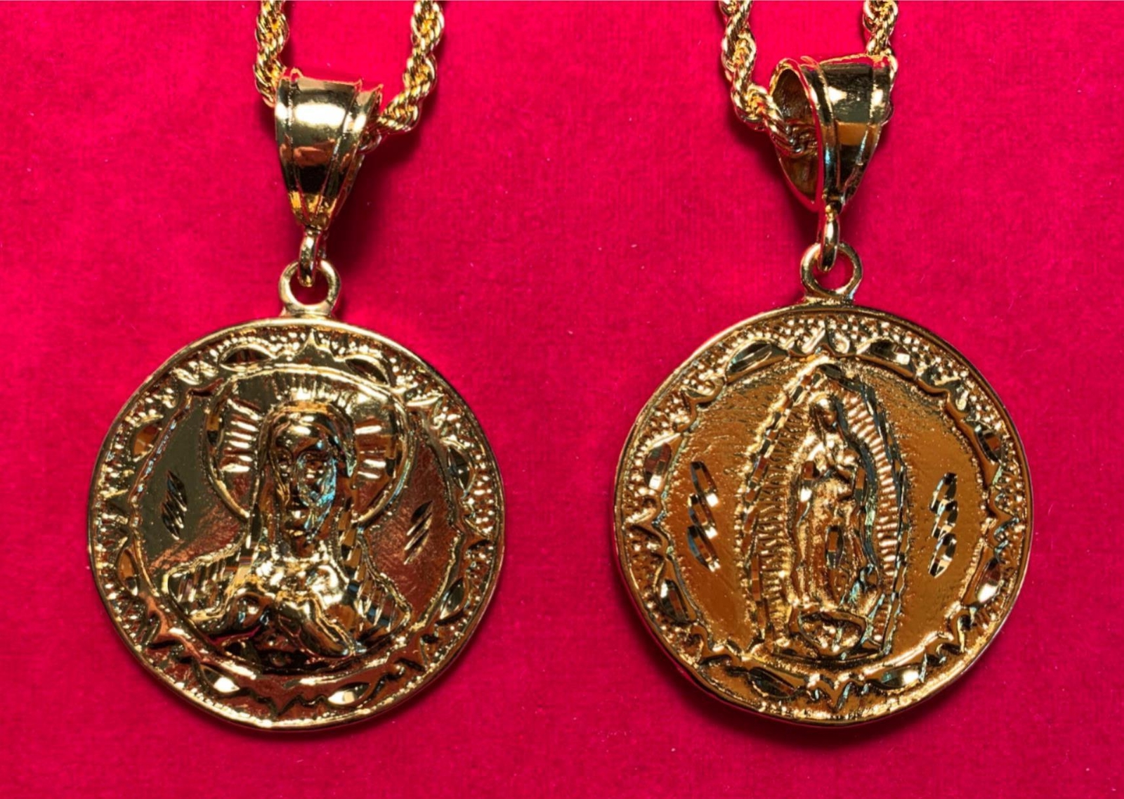 14KT GOLD PLATED LARGE 2 SIDED JESUS/VIRGIN MARY MEDALLION &18″ 4mm ROPE -4802