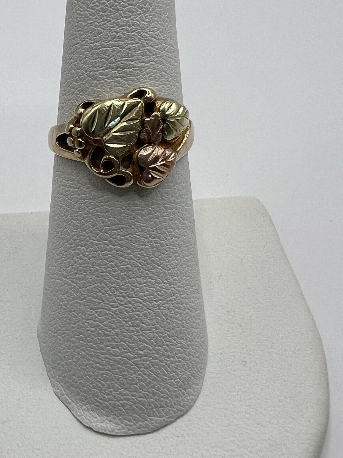 Landstrom’s Black Hills gold ring 10 karat size 6.75 Multi Toned Gold 3.4 grams